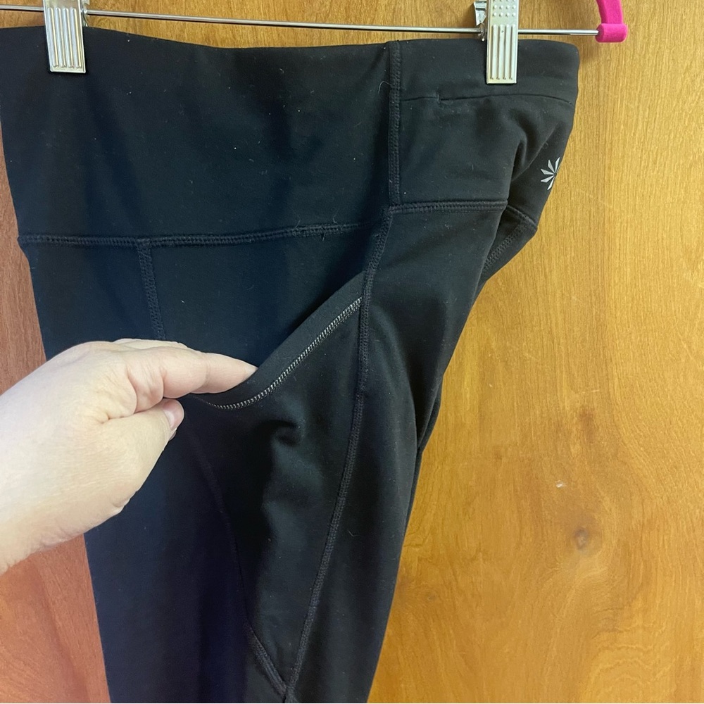 Athleta Relay Capri 2.0 Leggings Women XS Black Capri Side Pockets EUC - Picture 10 of 10